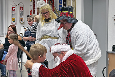 Besuch von Weihnachtsmann, Engel und Schneemann