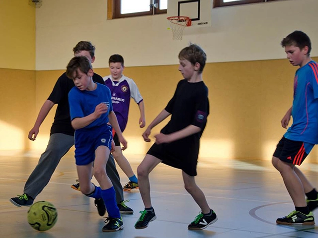 Fußballspiel in der Halle
