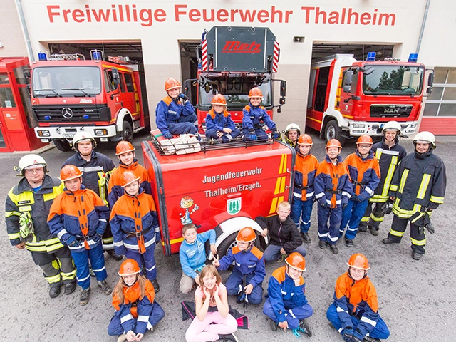 Übergabe des neuen Jugendfeuerwehr-Anhängers